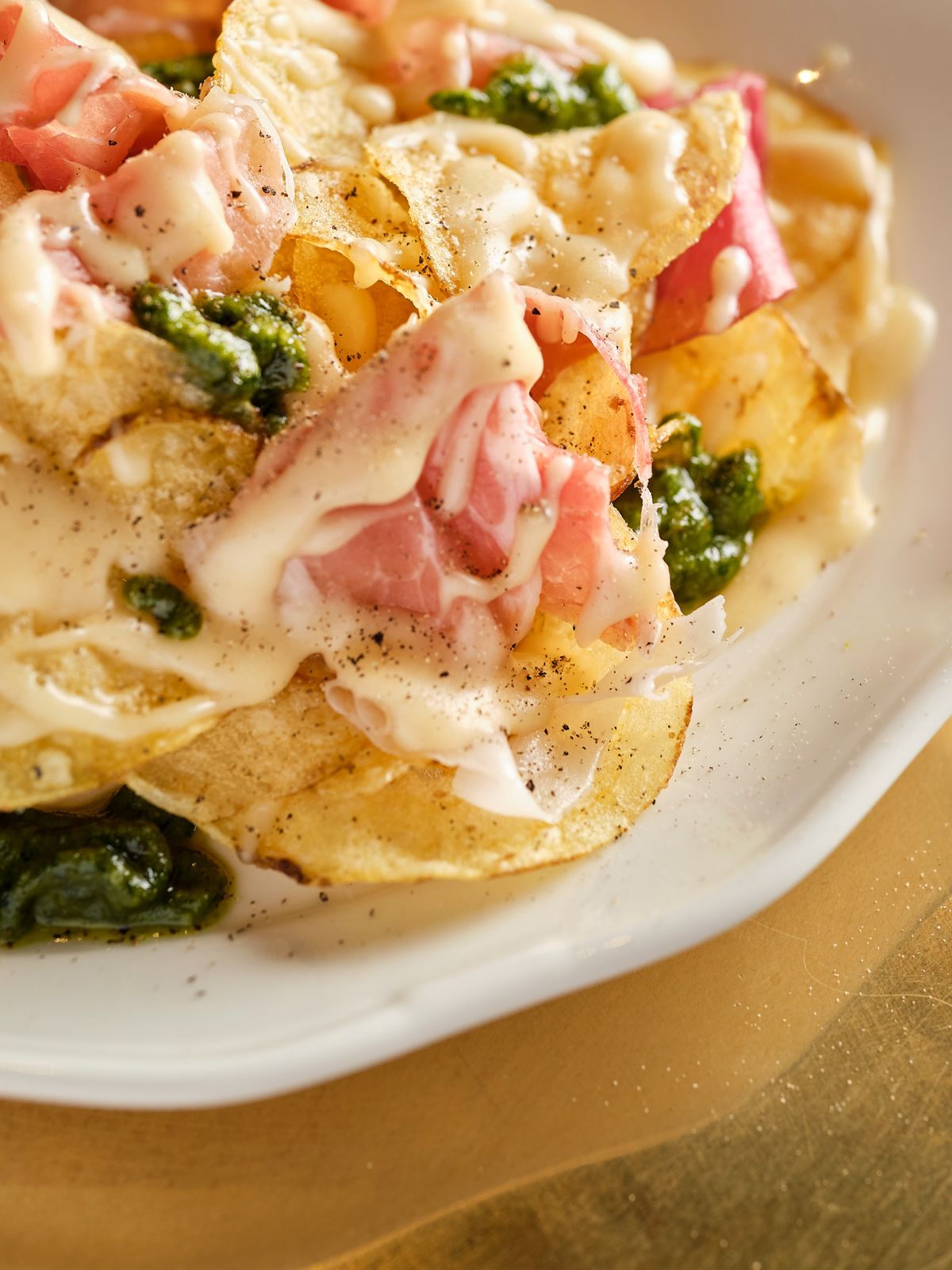 Crisps with prosciutto, cheese and pesto